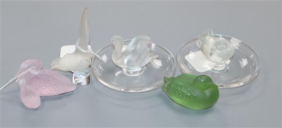 A Daum frosted pink glass model of a swan and cygnet and four small Lalique items,
